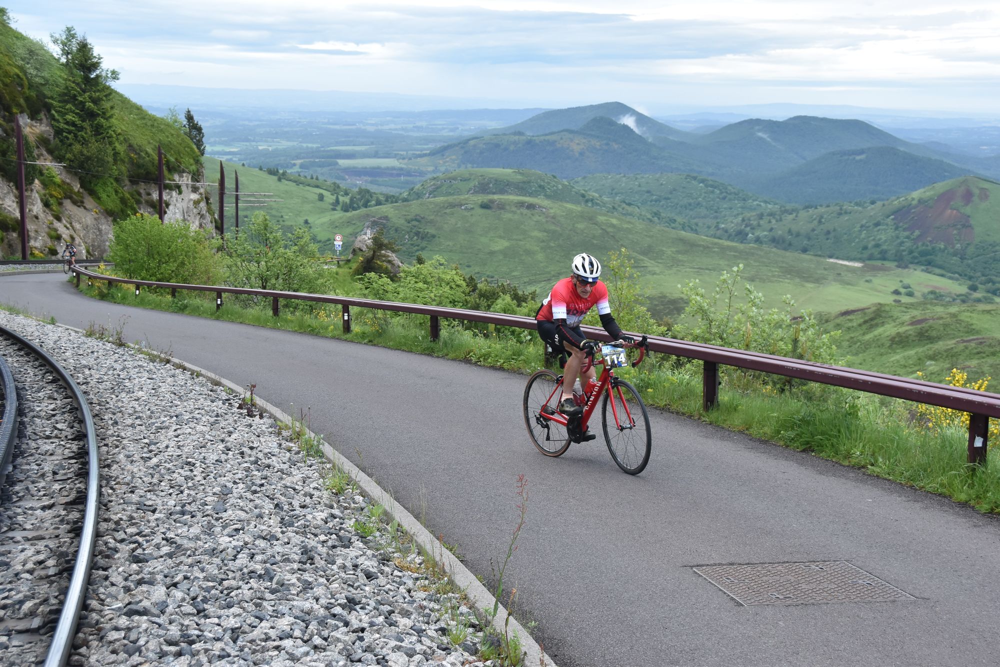 Un cycliste gravit le puy de Dôme